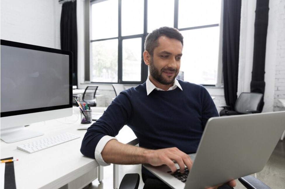 Una de las formas de ganar dinero con IA es creando páginas web